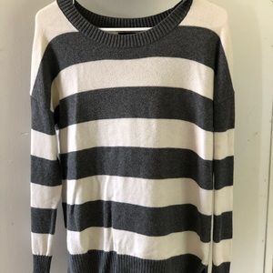 Women’s gray and white long sleeve